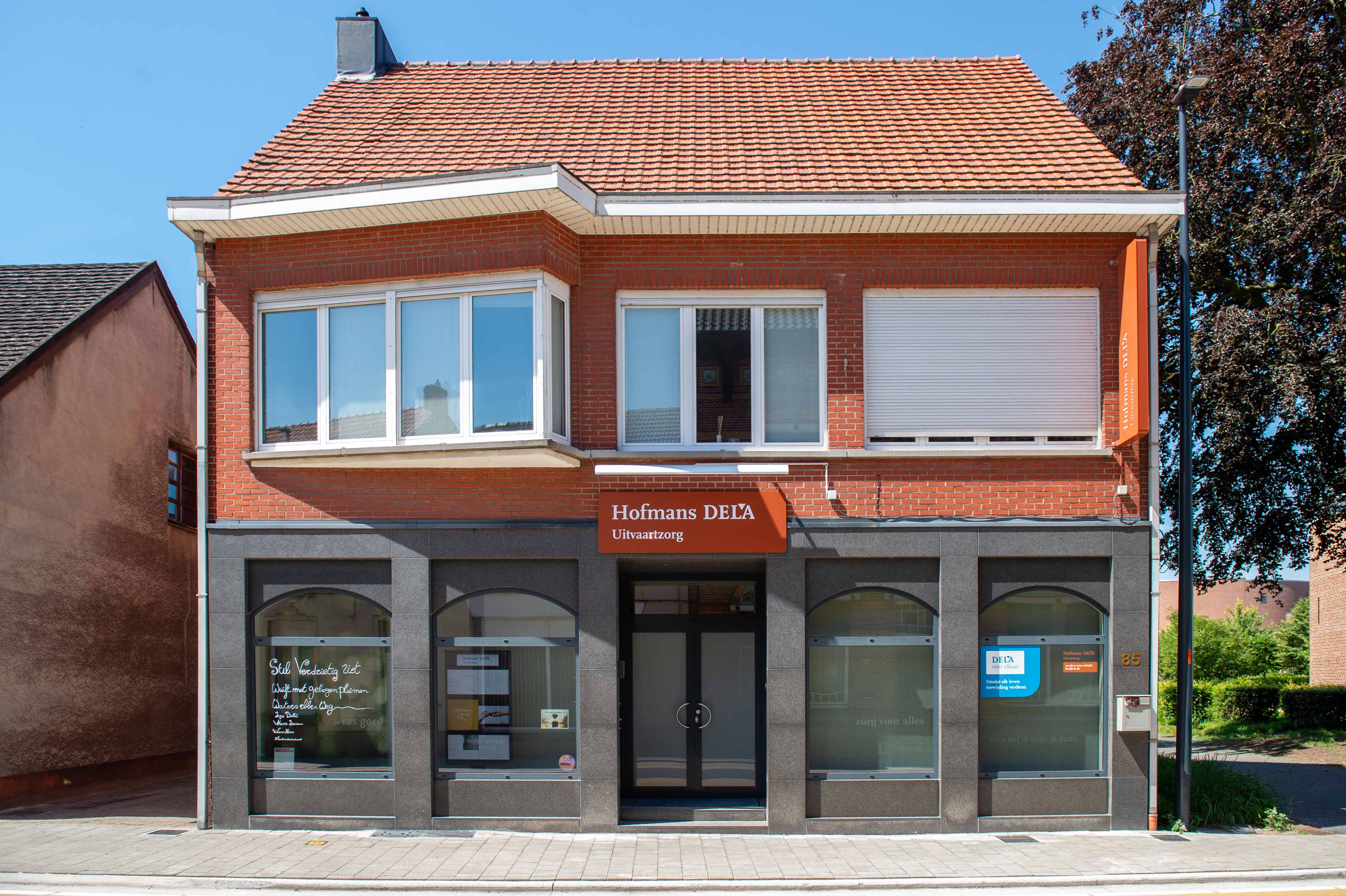 Kerktoren in het centrum van Wuustwezel nabij Hofmans DELA Uitvaartzorg.